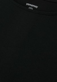 Schwarzes T-Shirt mit rundem Ausschnitt, aus einem weichen Modal- und Seidenmix gefertigt, mit einem sichtbaren Etikett der Marke "yamamay".