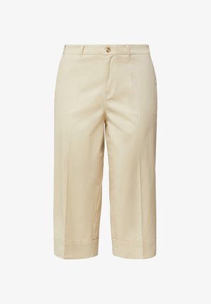 Shorts beige jusqu’au genou, sur mesure, avec passants de ceinture, fermeture à boutons devant et plis marqués sur les deux jambes.