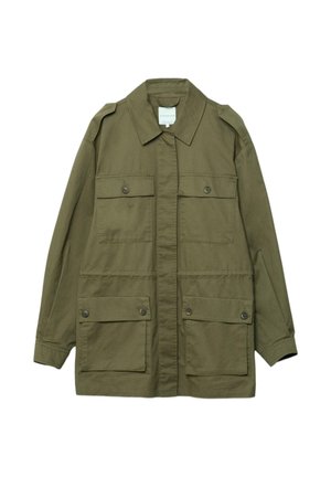 Olijfgroene lange mouwen jas met vier opgestikte klepzakken met knopen, schouderepauletten en een sluiting met knopen aan de voorkant.