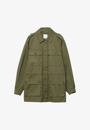 Długa kurtka w oliwkowym zielonym kolorze z czterema kieszeniami z patkami zapinanymi na guziki, pagonami na ramionach oraz zapięciem z przodu na guziki.