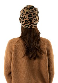 Berretto lavorato a maglia di color tan con stampa leopardata nera e verde, caratterizzato da una texture morbida. Indossato con un maglione a coste color cammello, visto da dietro.