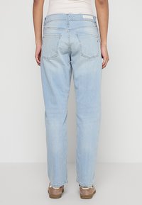 Hellblaue, gerade geschnittene Jeans mit fünf Taschen und klassischem Design. Mit einem kleinen Logotag am hinteren Bund und sanften Ausbleichungen.