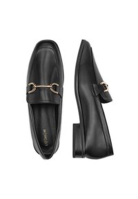 Čierne kožené mokasíny so štvrtým prstom, so zlatým reťazovým akcentom a nízkym blokovým podpätkom. Hladká textura s minimalistickým dizajnom.