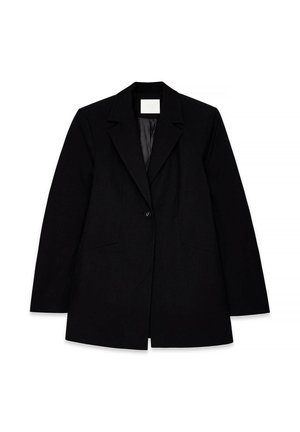 Zwarte blazer met een enkele knoopsluiting, geknipte revers, twee voorzakken en een soepele textuur. Eenvoudig, op maat gemaakt ontwerp met een gevoerde binnenkant.