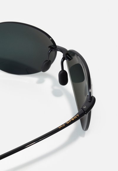 Czarne sportowe okulary przeciwsłoneczne z ciemnymi soczewkami, ergonomicznym kształtem, gumowymi noskami oraz złotym logo na zausznicy. Błyszczące wykończenie z opływowym kształtem.