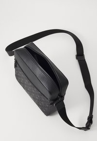 Tommy Hilfiger MONOGRAM MINI MESSENGER - Rankinė per petį - black