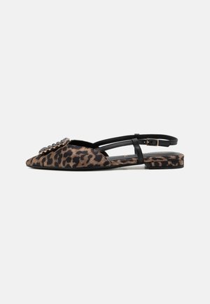 Chaussure slingback plate à imprimé léopard, bout pointu, bride noire avec boucle et ornement décoratif incrusté de bijoux sur le devant.