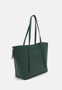 Grøn taske i imiteret læder med to aflange håndtag, guldfarvet lynlåslukning, slankt design og glat tekstur.