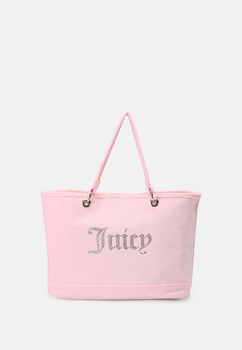 Roza bombažna torba z vstavljenim logotipom 'Juicy', srebrnimi luknjicami in dvema ročkama za enostavno nošenje. Gladka tekstura in prostoren dizajn.