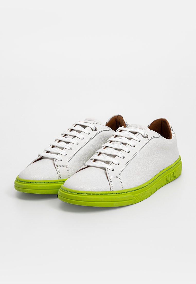 Weißes Leder Sneaker mit strukturierter Oberfläche, grüner Gummisohle, runder Zehenform und Schnürdesign. Verfügt über dezente Akzente und Nähte.