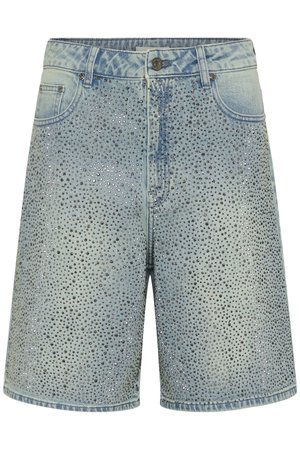 Hellblaue Denim-Shorts mit hoher Taille und silbernen Strasssteinen vorne, mit Taschen, Gürtelschlaufen und Knopfverschluss.