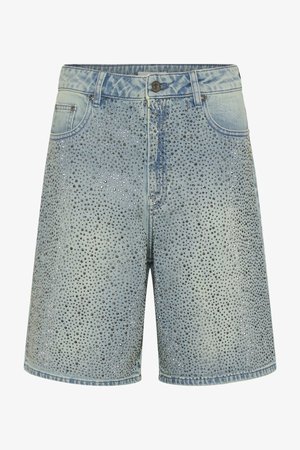 Hellblaue Denim-Shorts mit hoher Taille und silbernen Strasssteinen vorne, mit Taschen, Gürtelschlaufen und Knopfverschluss.