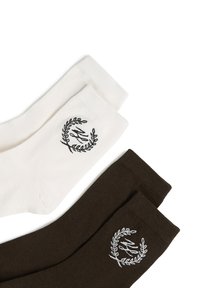 To par par crew-sokker, den ene hvide og den anden mørkebrun, hver med en lille broderet laurbærkrans og logo i skrift nær kanten.