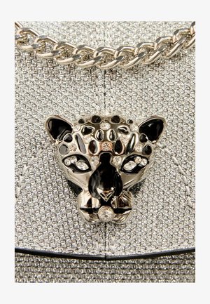 Metalinis sidabrinis rankinukas su tekstūruota paviršiumi, juvelyriniu juodu panterų emblemų ir sidabriniu grandinės dirželiu.