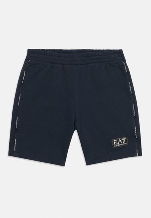 Short bleu marine à taille élastique avec poches latérales et patch logo EA7 Emporio Armani sur la partie basse de la jambe gauche.