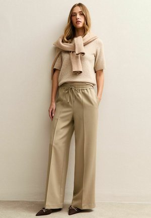 - Spodnie materiałowe