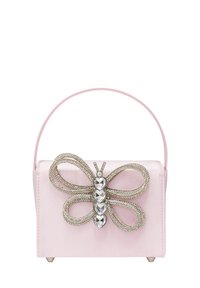 Růžová saténová kabelka s ozdobou ve tvaru motýla, která obsahuje stříbrné kovové detaily a rhinestony, a s úzkým držadlem.