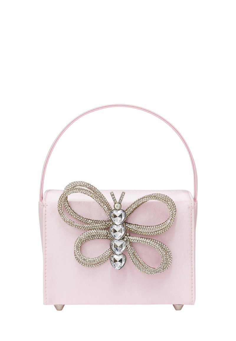 Růžová saténová kabelka s ozdobou ve tvaru motýla, která obsahuje stříbrné kovové detaily a rhinestony, a s úzkým držadlem.