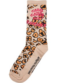 Beige sokker med leopardprint i orange og sort, med pink tekst der siger "Gabba Gabba Hey Ramones" nær den øverste kant.