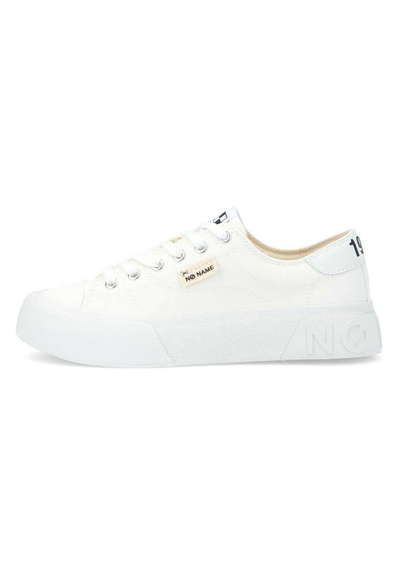 Sneaker bianco in tela con suola in gomma texture, dotato di occhielli metallici e un piccolo'etichetta con il logo. Dettagli includono una scritta "NO" in rilievo sul tallone.