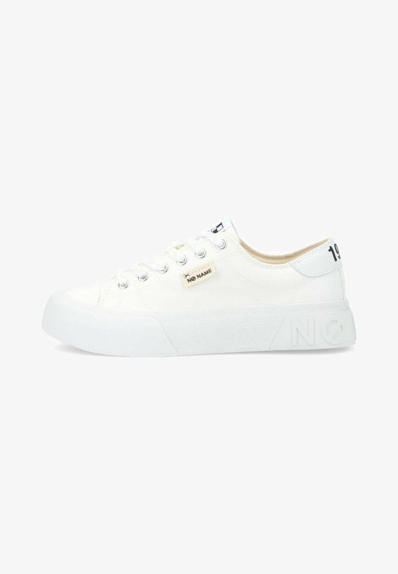 Witte canvas sneaker met een gestructureerde rubberen zool, voorzien van metalen oogjes en een klein logo label. Accenten zijn onder andere een verhoogd "NEE" op de hiel.