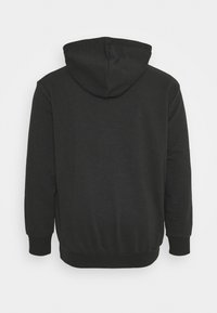 Felpa nera con cappuccio realizzata in un tessuto morbido, con polsini e orlo a coste, caratterizzata da un design pulito e minimalista senza loghi visibili.