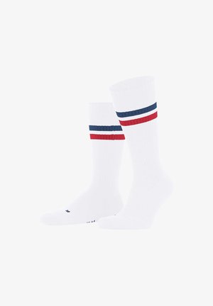 Weiße Sneakersocken mit blauen und roten horizontalen Streifen nahe dem oberen Rand, nebeneinander auf einem weißen Hintergrund gezeigt.