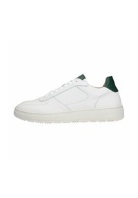 Baskets blanches en cuir avec une texture lisse, dotées d'un accent vert au niveau du talon, d'un bout rond et d'une semelle en caoutchouc plate.