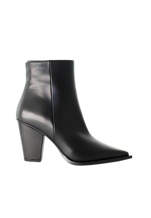 Stivaletto in pelle nera con punta affusolata e finitura liscia e lucida. Presenta un tacco largo e un design minimalista. Nessun hardware visibile.