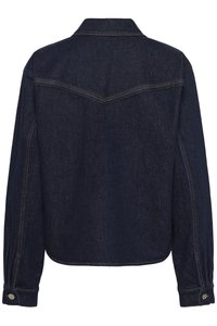 Veste en denim foncé, avec un col pointu, un détail au niveau de l'empiècement avant et des poignets boutonnés. Le tissu a une texture lisse avec des coutures dorées.