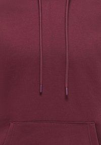 Bordeauxroter Hoodie aus weichem, strukturiertem Stoff mit Kordelzügen und passenden Enden sowie einer Fronttasche.