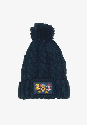 Marineblaue Strickmütze mit Kabelmuster, versehen mit einem Pompon. Beinhaltet ein Patch mit drei Cartoon-Hundfiguren auf einem dunklen Hintergrund.