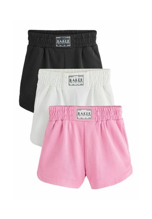 Három pár elasztikus derékpántos rövidnadrág fekete, fehér és rózsaszín színekben, függőlegesen egymásra helyezve, mindegyiken egy téglalap alakú "Baker" márkajelzésű címke található a derékpánton.