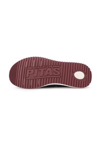 Suela de goma roja estriada con un prominente estampado de "WALK IN PITAS". Entresuela blanca con un acento de logotipo circular. Diseño plano adecuado para el uso casual.