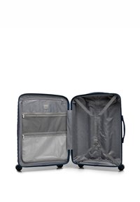 Donkerblauwe harde koffer met een grijze binnenkant. Voorzien van ritssluitingen met gaaspockets, verstelbare riemen en vier wieltjes voor mobiliteit.