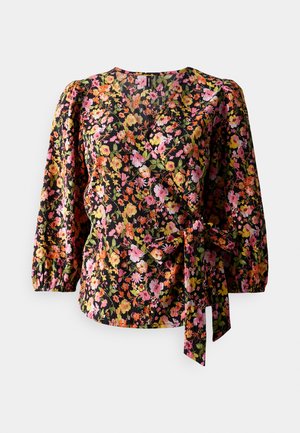 Blomstret bluse med sort baggrund og farverige blomster mønstre, pufærmer, bånd i taljen og rund udskæring.