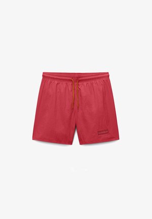 Bañador corto rojo para hombre con cintura elástica y cordón naranja, con un pequeño logo de la marca en la parte baja de la pierna.