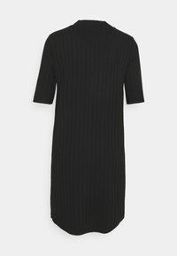 Abito in maglia nera a coste con maniche corte e collo rotondo, caratterizzato da una silhouette dritta e un orlo leggermente curvo.