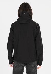 Sort vandtæt jakke med høj krave og justerbar hætte. Har en elegant, glat tekstur og minimalistisk design.