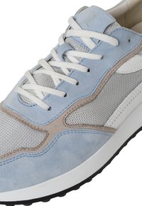 Adidași sport din suede și plasă de culoare albastră deschisă, cu șireturi albe, având un accent bej și o talpă din cauciuc texturat, evidențiind un design sportiv.