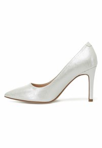 Valge patendiga nahast kõrge kontsaga kingad, terava ninaga, sileda tekstuuri ja elegantse siluetiga. Stiletto konts on ligikaudu 10 cm kõrge.