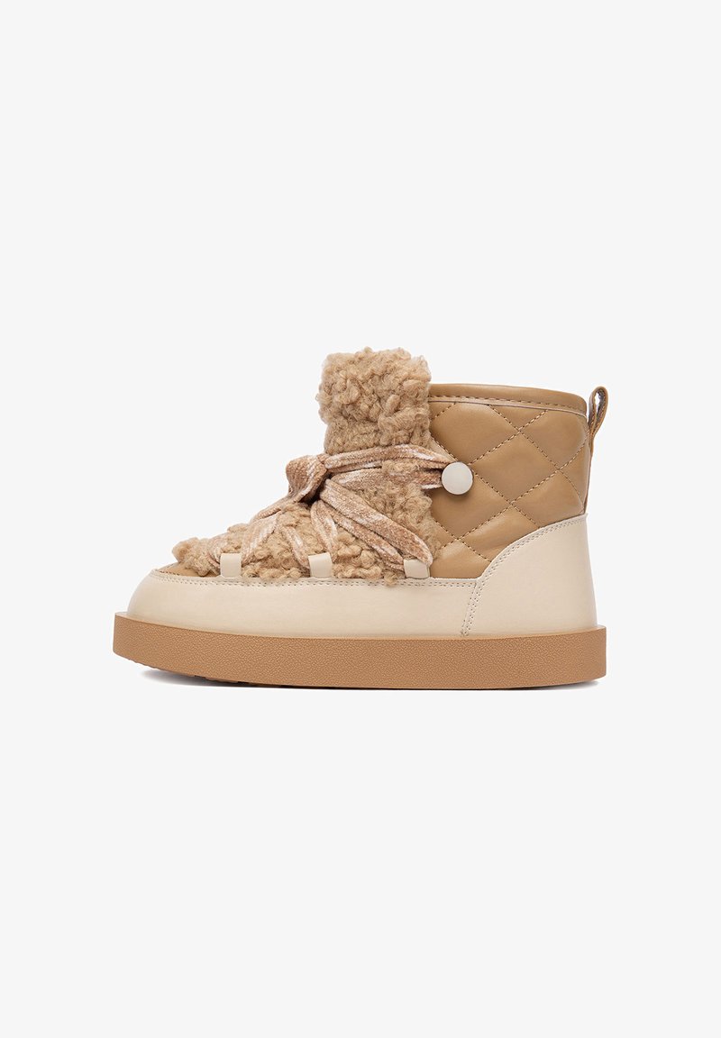Botine blânde și crem până la gleznă, cu un superior texturat asemănător cu blana, detalii matlasate, talpă plată din cauciuc și șireturi pentru o ajustare confortabilă. Tab din spate rotund.