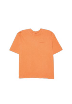En ensfarvet orange kortærmet T-shirt med rund hals og diskret logo på venstre bryst, præsenteret på hvid baggrund.