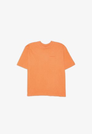 Effen oranje T-shirt met korte mouwen en ronde hals, met subtiele logo op de linkerkant van de borst, weergegeven op een witte achtergrond.