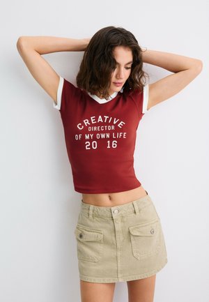 Stradivarius, GRAPHIC V-NECK T-SHIRT - T-shirt imprimé - red