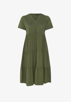 Olivengrøn kortærmet lagdelt midi-kjole med V-udskæring og rynkede syninger, der skaber en flydende silhuet.