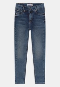 Jeans de denim en azul medio con efecto desgastado, que cuentan con un diseño de cinco bolsillos, herrajes metálicos y una cinturilla estándar con cierre de botón.