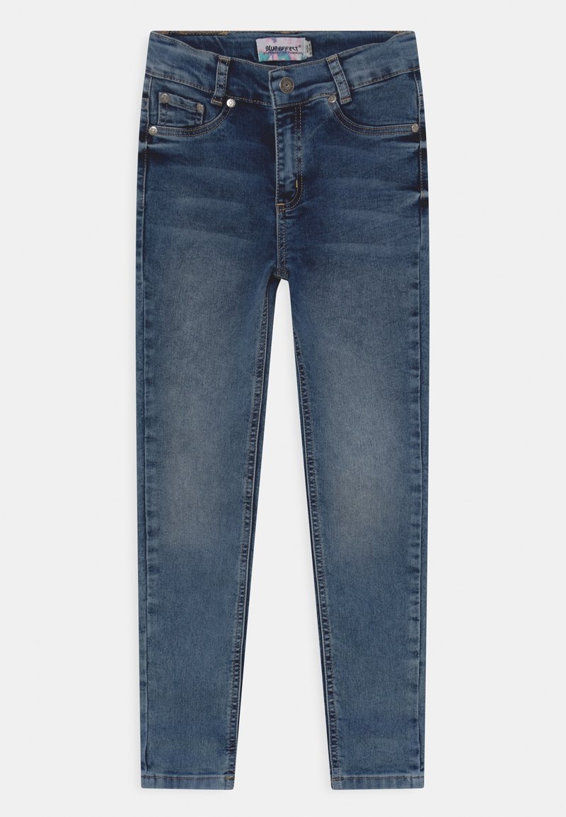 Jeans de denim en azul medio con efecto desgastado, que cuentan con un diseño de cinco bolsillos, herrajes metálicos y una cinturilla estándar con cierre de botón.