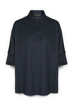 Czarna koszula z krótkim rękawem, kołnierzykiem, częściowo zapinana na guziki z przodu, z prostym dołem.