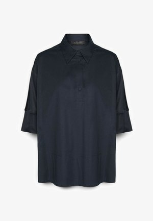 Camisa negra de manga corta con cuello, con una tapeta de botones parcial en la parte delantera y dobladillo recto.